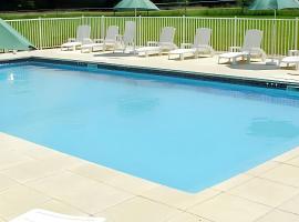 Maison spacieuse avec piscine partagée à Saint-Vincent-la-Châtre., Hotel in Saint-Vincent-la-Châtre