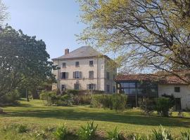 Le Rézinet - Gîte de groupes – hotel w mieście Pralong