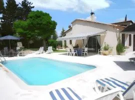 Villa élégante à Céreste avec piscine privée et jacuzzi