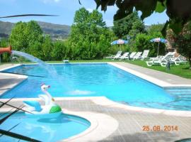 Comfortable house with mountain view and shared pool, Hotel in Pedraça