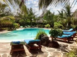 Spacious accessible house in Watamu, shared pool
