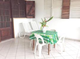 Appartement spacieux à Petit Canal - 65 m² - Vue sur jardin, hôtel à Petit-Canal