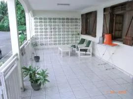 Maison vue mer à Petit-Bourg avec terrasse accueillante.