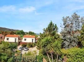 Maison accueillante à Calcatoggio avec jardin clôturé.