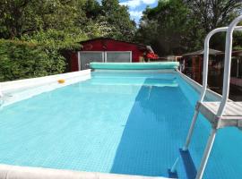 Chalet de charme à Molinot + Piscine privée, Hotel in Molinot