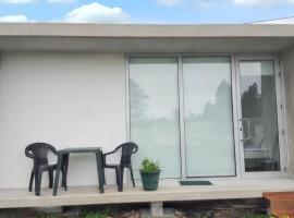 Charming Bungalow in Pataias with Shared Pool, hotel in Pataias