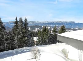 Appartement spacieux à Allevard - 68 m² avec vue montagne، فندق في آلوفارْ