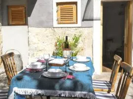 Charming house in Jezera + Balcony