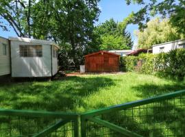 Bungalow charmant à Saint-Pierre-d'Oléron avec jardin clôturé, hotel in Saint-Pierre-dʼOléron