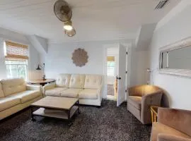Renovated Lemon Guesthouse 4 KING Bedrooms Downtown Half Mile Stroll- Beach Only 3 Miles