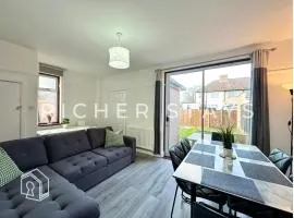 Wembley Large 4-Bedroom House, Driveway and Garden