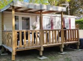 Bungalow confortable à Saint-Jean-de-Monts avec piscine partagée, Hotel in Saint-Jean-de-Monts