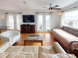 BEST BEACH Cottage Two Gorgeous Ocean Views - Renovated Like POTTERY BARN - Beach Steps Away, khách sạn ở Saint Augustine Beach