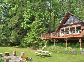 `Cowlitz River Cabin` | Riverside, Yard, AC, EV, hotel di Packwood