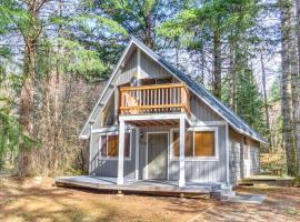 Lake Creek Retreat| Mt Rainier, WiFi, Woodstove, hotel u gradu Pakvud