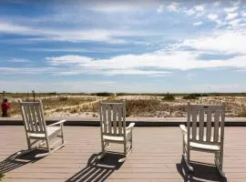 Water's edge renovated Condo with Marina Views