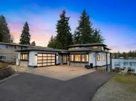 4BR 4BA Modern Lakefront Lodge