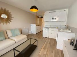 06AI - Beautiful renovated studio - sea and pool view, Hotel in Vallauris