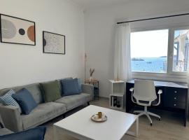 Seafront 3-bedroom Cycladic Apt South Paros, hotel na praia em Aliki