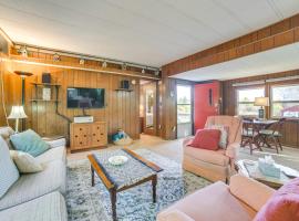 13 Mi to Nubs Nob Pet-Friendly Retreat, hotel v destinaci Petoskey
