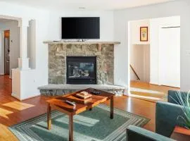 Spacious 3BR House, Hot Tub, Firepit, Ski Access!