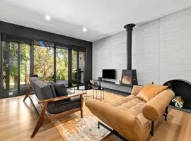 Romantic Lakefront Luxury - Spa Bath, Fireplace, King Bed