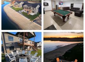 Lakefront, Private Beach, Garage Bar, Near WI Dells, King Beds, Sleeps 16, Near Ski Hills, Hotel in New Lisbon