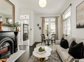 Narraweema Guesthouse - Historic Luxury BnB Retreat, guest house in Gloucester