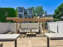 Jersey City Retreat w Private Backyard Bonfire Near NYC