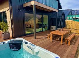 Remarkable View with Outdoor Hot Tub, hotel med boblebade i Frankton