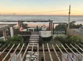Pé na areia, vista incrível, casa aconchegante, ampla e de um astral