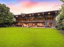 Luxury on Lake Tinaroo Lakefront Living