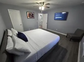 2 King Beds Near Airport - The Silver Hideaway