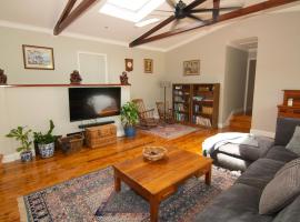 Church House - Warimoo large living and games room, hotel v destinaci Warrimoo
