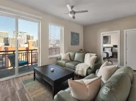 Convention Ctr - Stylish 2BD,2BA with Pool,Gym and Hot tub