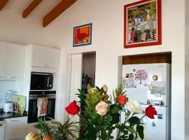 Chambre créole et sa salle de bain chez Michelle