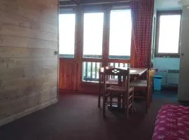 Appartement 5 personnes une chambre proche pistes balcon vue montagne Draps et serviettes non fournis Ménage à réaliser par le locataire