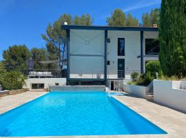 Villa 8-12 personnes avec piscine, entre Aix et Cassis, Hotel in La Destrousse