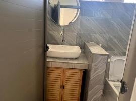 Cozy studio at beaubassin opposite intermart, hotel v destinaci Beau Bassin