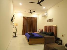 Ivy Bliss Studio with Common Pool, B 10, Karjat, hotel in Karjat
