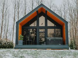 Sniegi design cabin with included sauna and jacuzzi, chalet de monta&ntilde;a en Madona