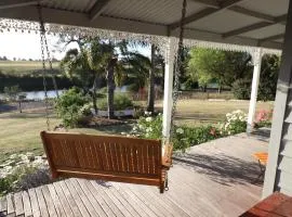 Bylands Cottage Historic Home - Tambo river views and pet friendly