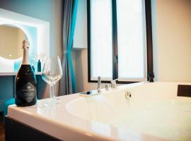 Penelope's Suite&Spa con parcheggio privato, hotel em Como