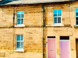 HomeDecor Cottages - Castle Walk House