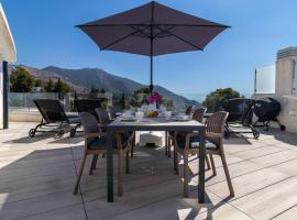 Seaview 3-bed Flat With 2 Terraces Mijas Pueblo, hotel v destinaci Mijas