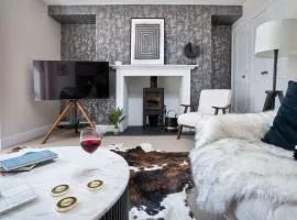 Rosemount X3 Bed Townehouse with Hot Tub & Parking, Central Windermere