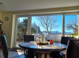 Ferienwohnung mit Garten und Bergblick, hotell i Traunstein