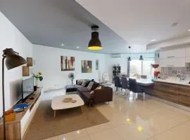 Urban Family Retreat Modern Apartment With BBQ