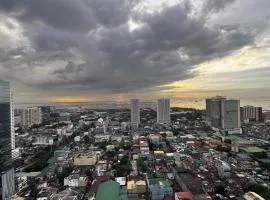 La Suitez 1420 I Skyline Views & Luxe Stay Near MOA