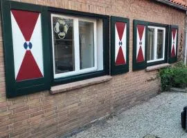 Bleij-en-meer, 2 accommodaties, waarvan 1 een 4p huisje is en 1 een Tiny-Wellness huisje voor 2p met sauna en heerlijke hottub, ook samen te huur voor een gezellig combinatie